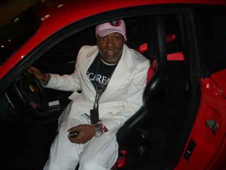 amadou   avec   sa  voiture